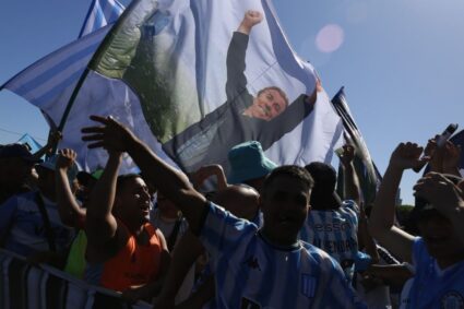 Tremendo banderazo: Centinaia di tifosi Racing si stringono alla squadra, che vola verso la finale